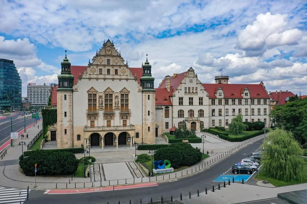 Adam Mickiewicz Üniversitesi – Adam Mickiewicz University